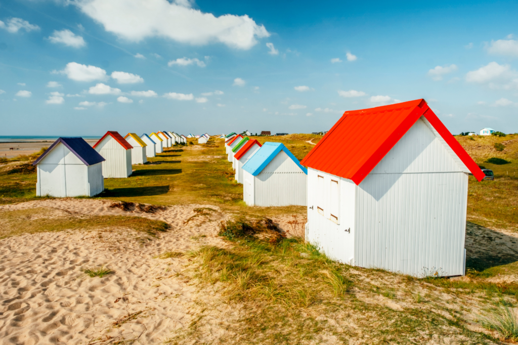 lieux incontournables pour visiter Coutances et ses environs, Les cabines de Gouville-sur-Mer